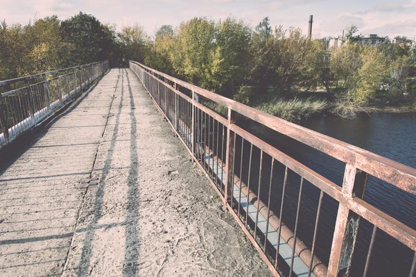 eski köprünün paslı metal raylar ile. Vintage.