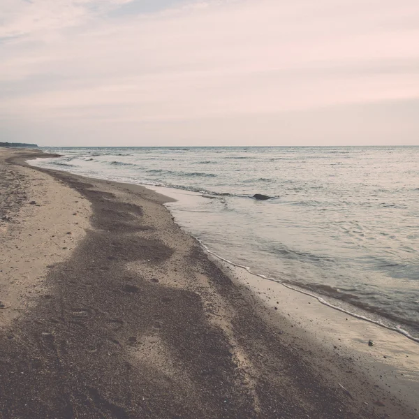 Costa de playa del mar Báltico con rocas y dunas de arena. Vintage — Foto de Stock