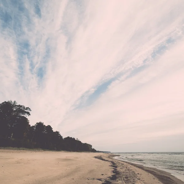 Kustlijn van Baltische Zee strand met rotsen en duinen. Vintage — Stockfoto