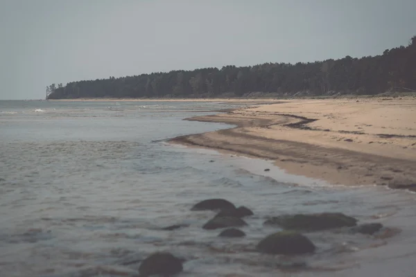 Rivage de la mer Baltique plage avec des rochers et des dunes de sable. Vintage — Photo