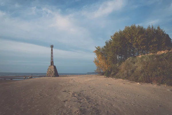 Shoreline of Baltic sea beach with rocks and sand dunes. Vintage — Stock Photo, Image