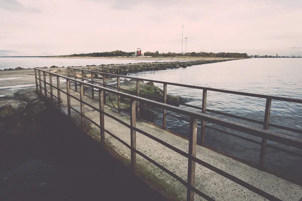 Ponte velha com trilhos de metal enferrujado. Vindima . — Fotografia de Stock