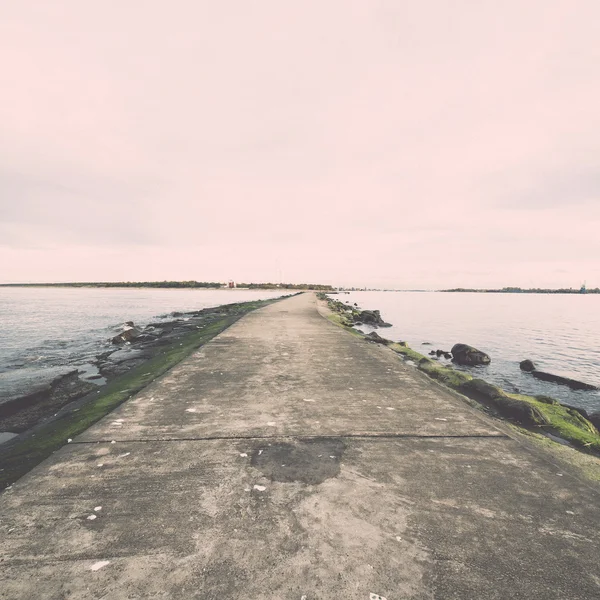 Brise-lames dans la mer avec phare dessus. Vintage . — Photo