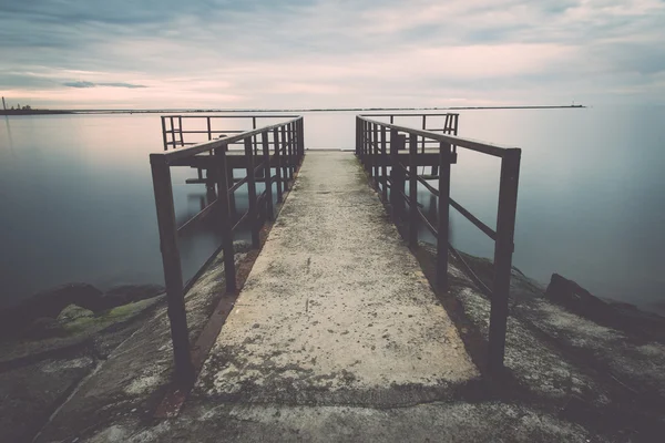 Ponte velha com trilhos de metal enferrujado. Vindima . — Fotografia de Stock