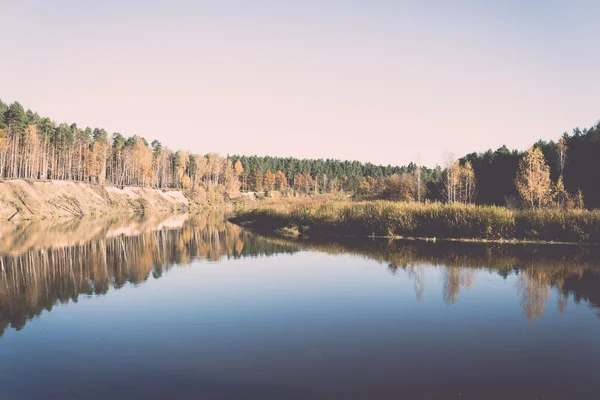 Schilderachtige herfst gekleurde rivier in land. Vintage. — Stockfoto