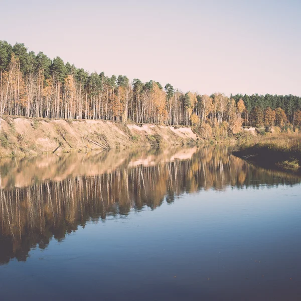 风景秀丽的秋季彩色的河在国家。年份. — 图库照片