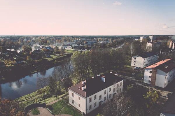 Pequeña ciudad vista panorámica desde arriba en el otoño. Vintage . — Foto de Stock