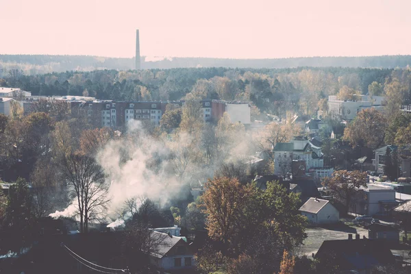 Kleine stad panoramisch uitzicht van bovenaf in het najaar. Vintage. — Stockfoto