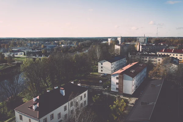 Kleinstadt-Rundblick von oben im Herbst. Jahrgang. — Stockfoto