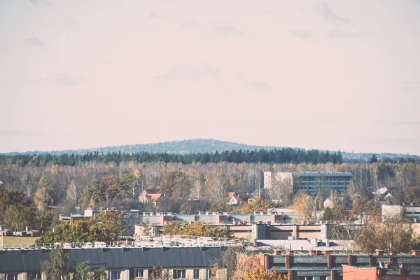 Malé město panoramatický pohled shora na podzim. Ročník. — Stock fotografie