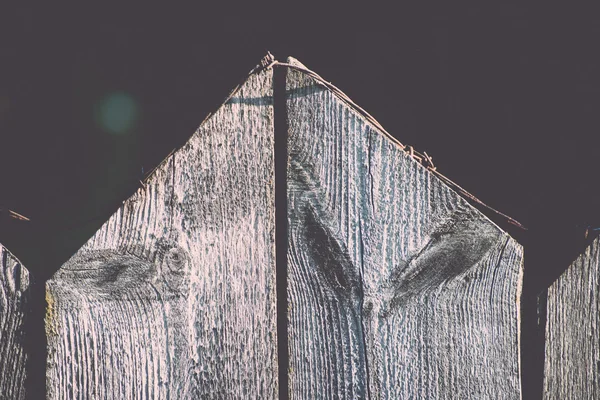 Cerca de madera vieja con alambre de púas en la parte superior. Vintage . —  Fotos de Stock