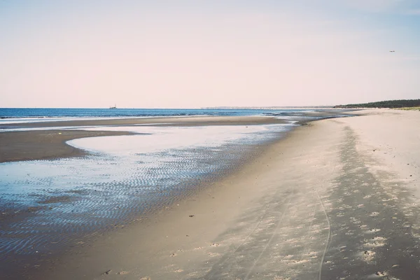 Ijskoude zee strand met eerste ijs stukken. Vintage. — Stockfoto