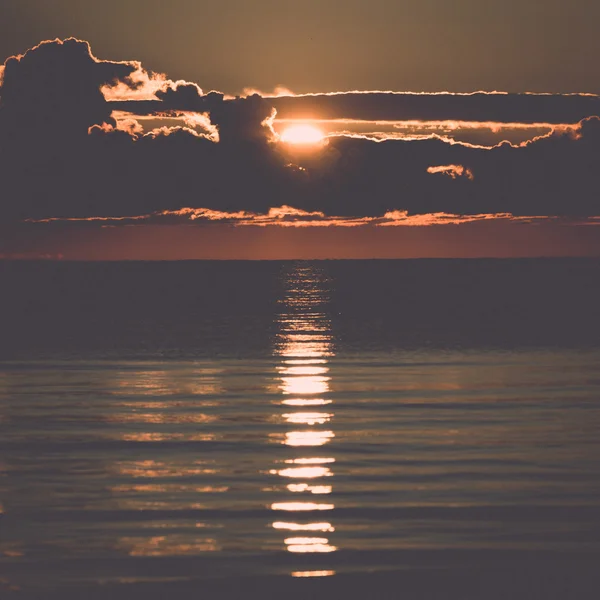 Vacker soluppgång i havet vid vilda stranden. Vintage. — Stockfoto