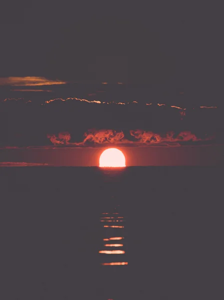 Belo nascer do sol no mar na praia selvagem. Vindima . — Fotografia de Stock