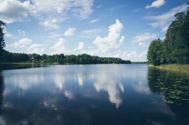bulutlar tahta ile göle yansımasıdır. Retro grenli fi