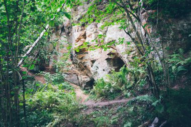 kumtaşı kayalıklarla yazıtlı. Retro grenli film bak.