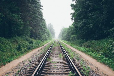 eski tren ormanın içinde. Retro grenli film bak.