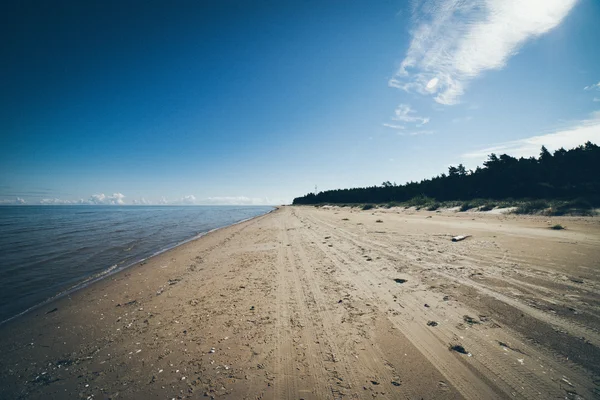 Horizon de la plage avec sable et perspective. Retro look film granuleux . — Photo