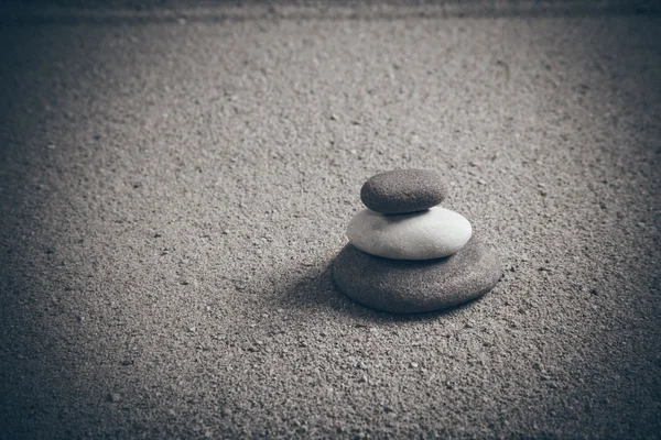 Zen garden sand waves and rock sculptures. Retro grainy film loo — Stock Photo, Image