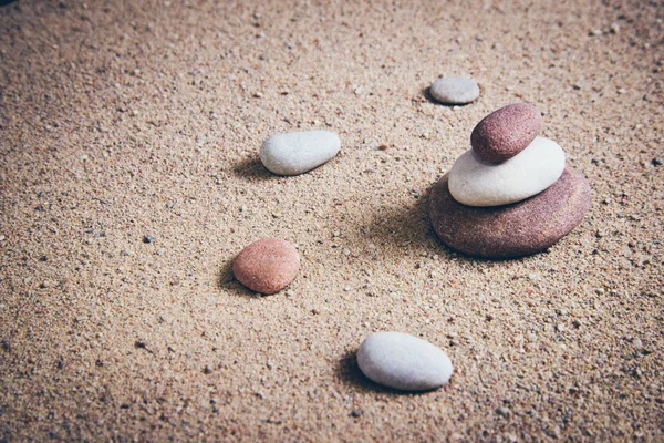 Zen jardín olas de arena y esculturas de roca. Retro granulado película loo — Foto de Stock