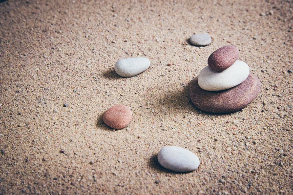 Zen Garten Sandwellen und Felsskulpturen. retro körnigen Film Klo — Stockfoto