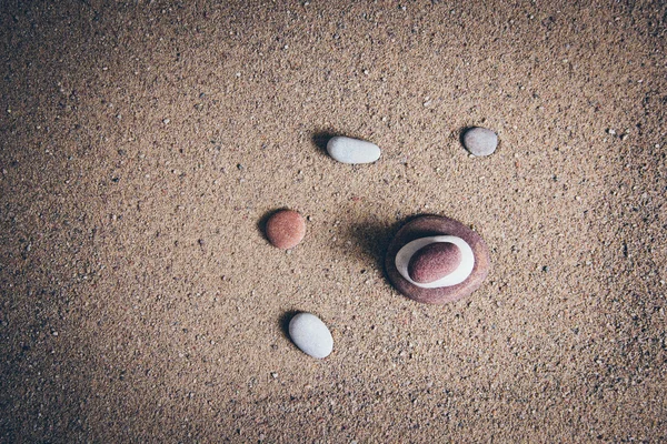 Zen tuin zand golven en rots sculpturen. Retro korrelig film loo — Stockfoto