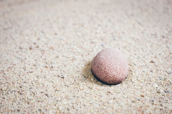 Zen gelombang pasir taman dan patung batu. Toilet film Retro Grainy — Stok Foto