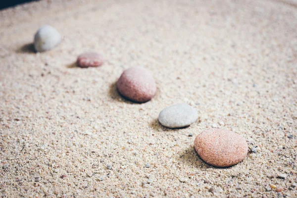 Zen tuin zand golven en rots sculpturen. Retro korrelig film loo — Stockfoto