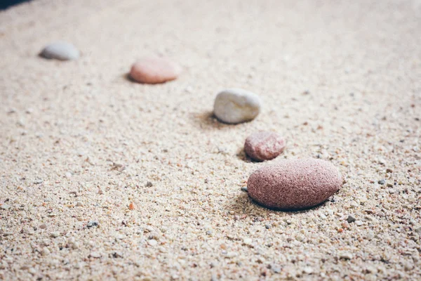 Zen tuin zand golven en rots sculpturen. Retro korrelig film loo — Stockfoto