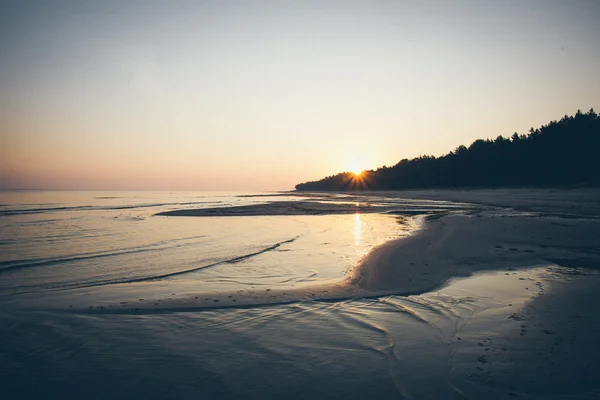 Strand skyline med sand och perspektiv. Retro kornig film look. — Stockfoto