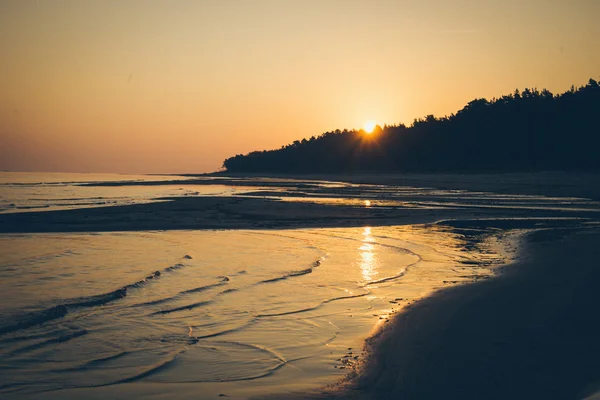 Strand skyline met zand en perspectief. Retro korrelig film kijken. — Stockfoto