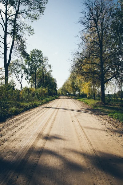 Camino de campo vacío. Aspecto de película granulada retro . — Foto de Stock