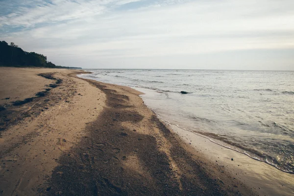 岩や砂の砂丘があるバルト海ビーチの海岸線。レトロ g — ストック写真