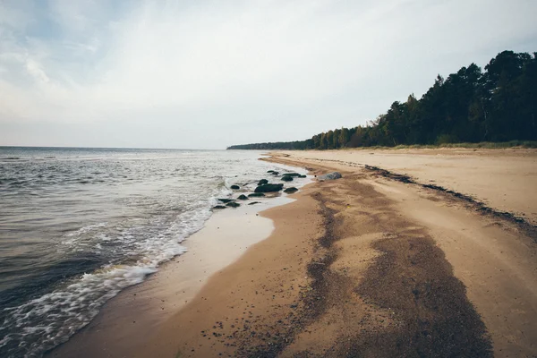 Rivage de la mer Baltique plage avec des rochers et des dunes de sable. Rétro g — Photo