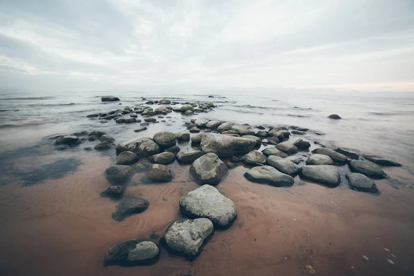 Praia de mar rochoso com perspectiva de grande ângulo. Película granulada retrô l — Fotografia de Stock