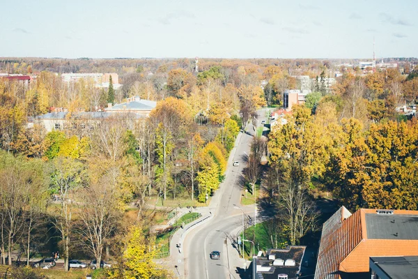 Pequena cidade vista panorâmica de cima no outono. Grão retrô — Fotografia de Stock