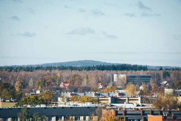 Pequeña ciudad vista panorámica desde arriba en el otoño. Granoso retro — Foto de Stock