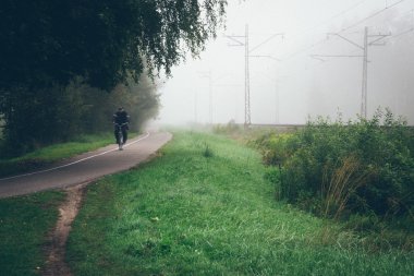 Sabahın erken saatlerinde puslu köy yolunda. Retro grenli film bak.