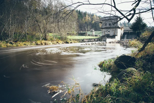 Malerischen herbstlich gefärbten Fluss im Land. Retro körniger Film-Look. — Stockfoto