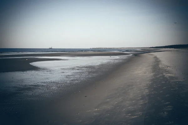 Ijskoude zee strand met eerste ijs stukken. Retro korrelige film kijken. — Stockfoto