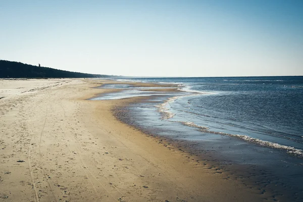 Крижаний морський пляж з першими шматочками льоду. Ретро-сіра плівка дивитися . — стокове фото