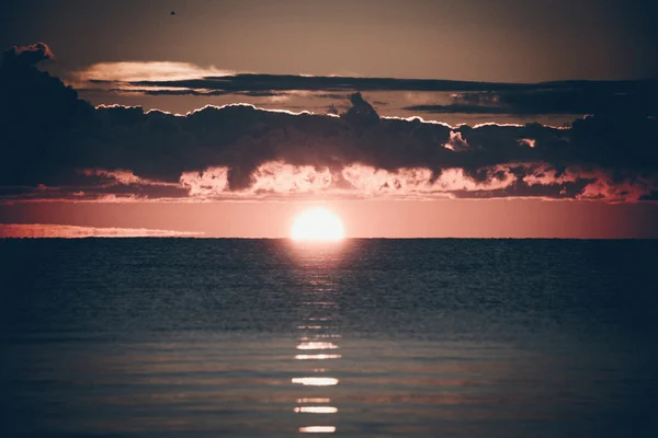 Belo nascer do sol no mar na praia selvagem. Retro, vintage — Fotografia de Stock