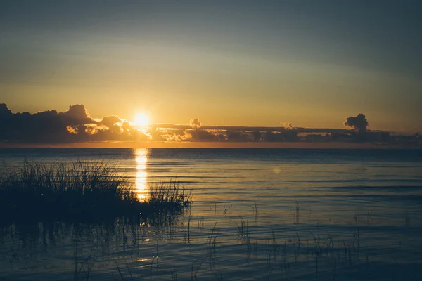 Восход солнца в море на диком пляже. Ретро, винтаж — стоковое фото