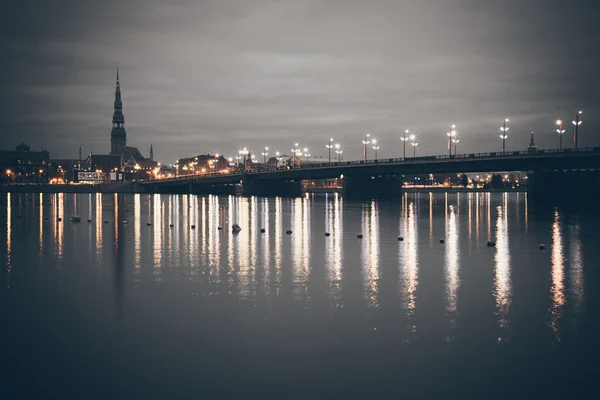 Panorama města Riga, Lotyšsko. Vzhled retro zrnitý film. — Stock fotografie