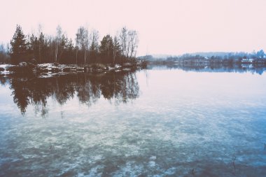 soğuk kış manzara donmuş nehir ile. Retro vintage polaroid 