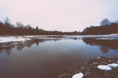 soğuk kış manzara donmuş nehir ile. Retro vintage polaroid 