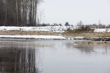 soğuk kış manzara donmuş nehir ile