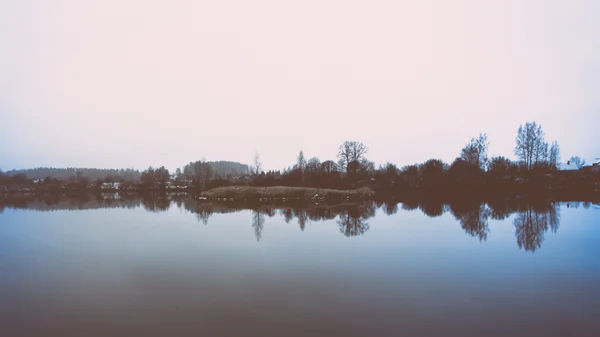 Soğuk kış manzara donmuş nehir ile. Retro vintage polaroid — Stok fotoğraf