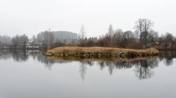 Холодный зимний пейзаж с замерзшей рекой — стоковое фото