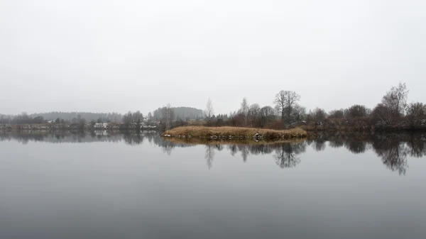Soğuk kış manzara donmuş nehir ile — Stok fotoğraf